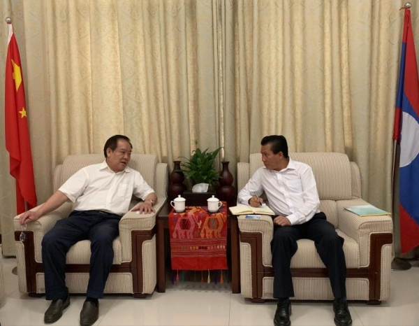 常務(wù)副理事長(zhǎng)兼秘書長(zhǎng)李振雄與老撾駐南寧領(lǐng)事館副領(lǐng)事坎平親切交談